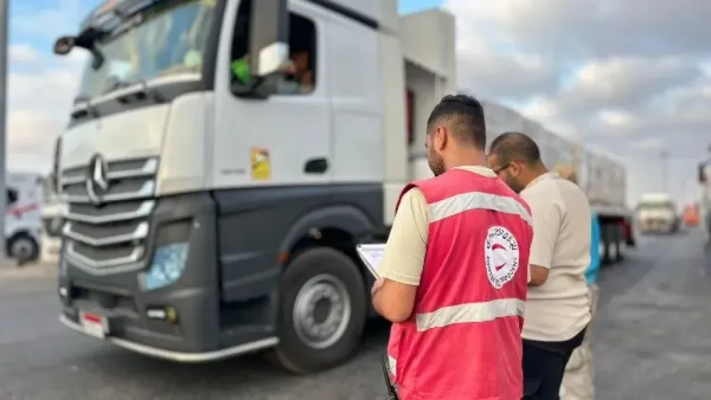 الهلال الأحمر يطلق قافلة «زاد العزة» الـ 223 لدعم أهالى غزة