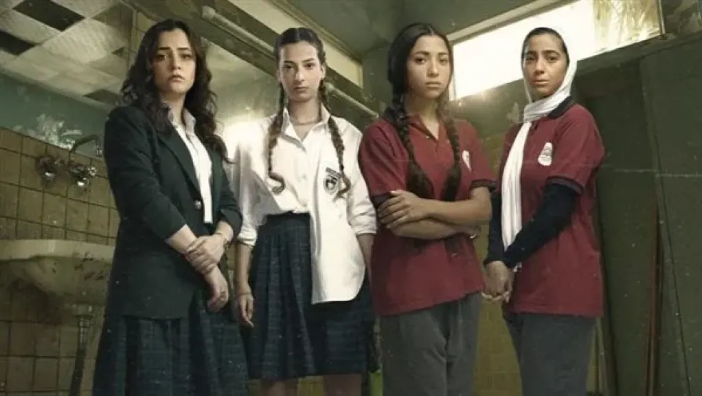 مسلسل تحت السن الحلقة 1 و2.. أسرار المراهقين تتكشف واختفاء هنا يفتح باب الأسرار