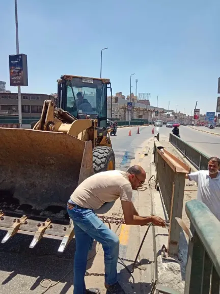 محافظ الجيزة يتابع أعمال تركيب الأسوار الحديدية المفقودة بمحور 26 يوليو