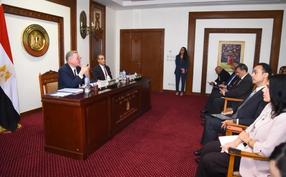وزيرا الخارجية والبترول يعقدان جلسة إحاطة لممثلي السفارات الأجنبية في مصر
