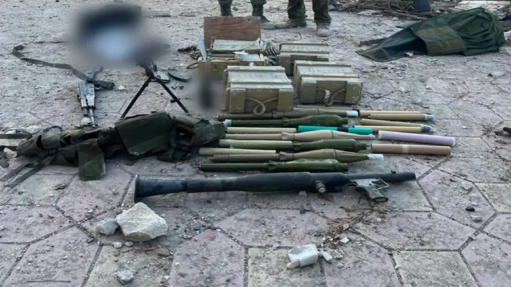 جيش الاحتلال يزعم العثور على 150 قطعة سلاح لحزب الله جنوب لبنان