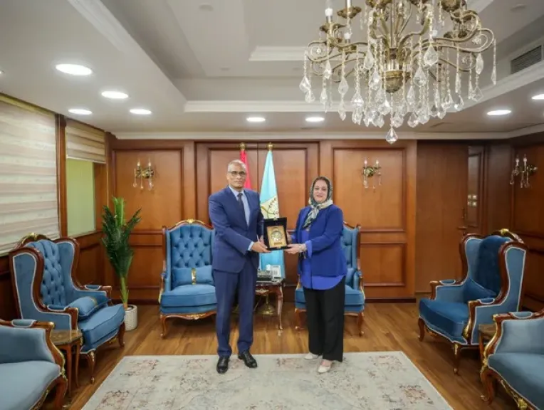 محافظ كفر الشيخ يكرم رئيسة مركز ومدينة بيلا لبلوغها السن القانونية للمعاش