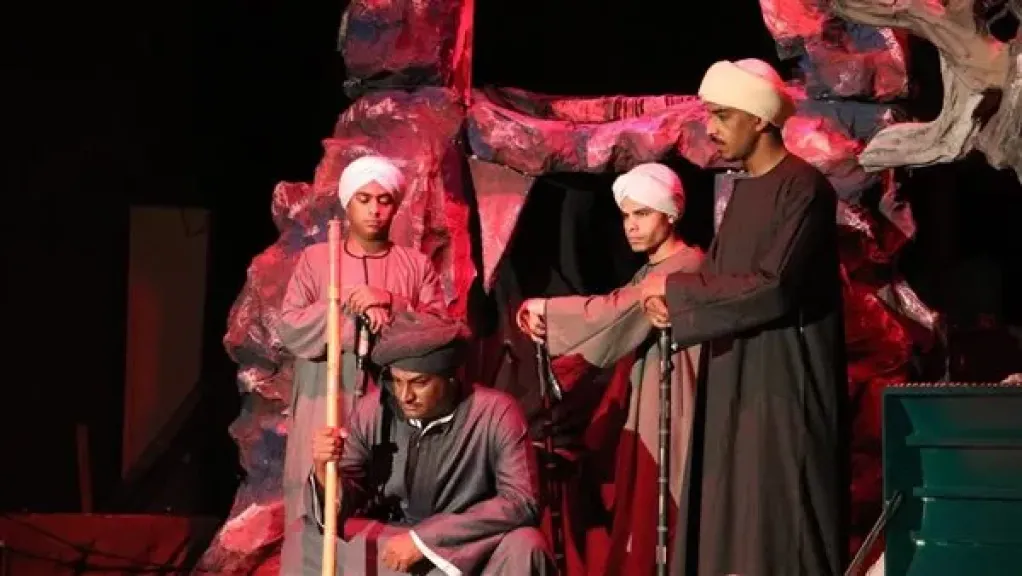 عرض ”حيضان الدم” على مسرح الجيزة ضمن مهرجان فرق الأقاليم