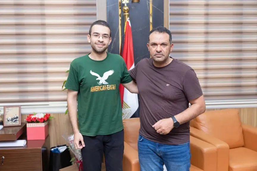 رئيس جامعة المنصورة الأهلية يتبنى مشروعًا ذكيًا للنقل الجامعي ويمنح صاحبه منحة دراسية مجانية
