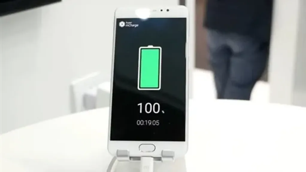 شحن الهاتف حتى 100% في كل مرة.. هل هو الخيار الأفضل للبطارية؟