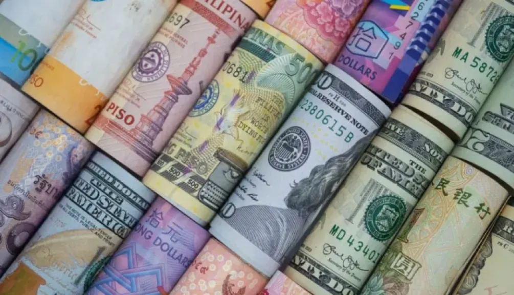 الدولار يحافظ على مكاسبه أمام العملات العالمية وسط توقعات برفع أسعار الفائدة