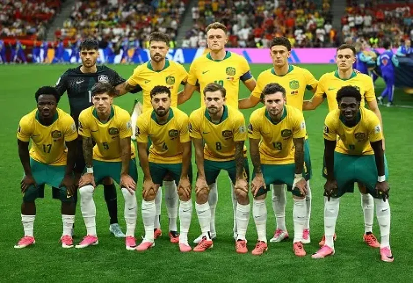 مدافع أستراليا يشعل صراعا ثلاثيا بين الكبار لضمه