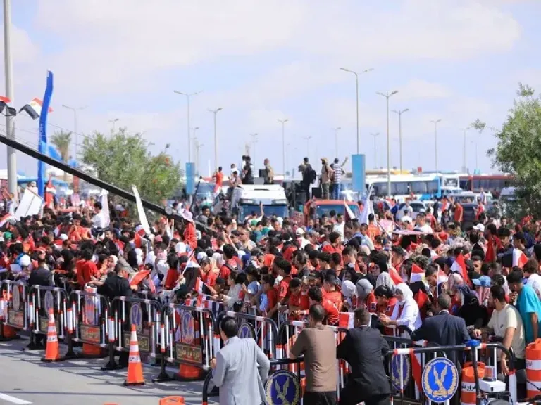 حشود جماهيرية بمطار العلمين لاستقبال بعثة المنتخب بعد إنجاز المونديال