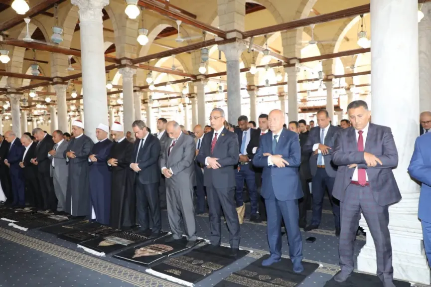 محافظ الجيزة يؤدي صلاة الجمعة بمسجد عمرو بن العاص احتفالا بالعيد القومي لمحافظة القاهرة