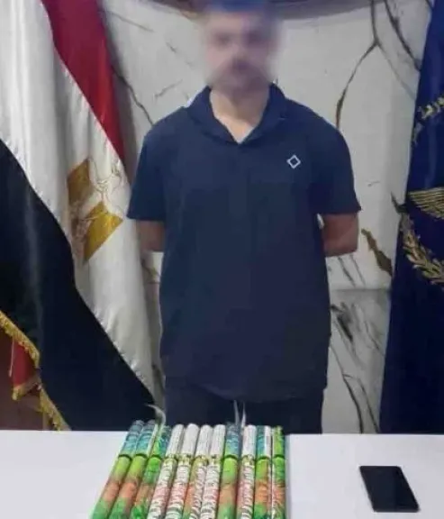 ضبط عامل يدير صفحة بمواقع التواصل الاجتماعى للترويج لبيع الألعاب النارية