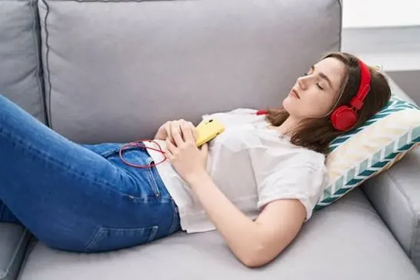 مفيدة أم مضرة؟.. تعرف على سلبيات وإيجابيات النوم بسماعات الأذن