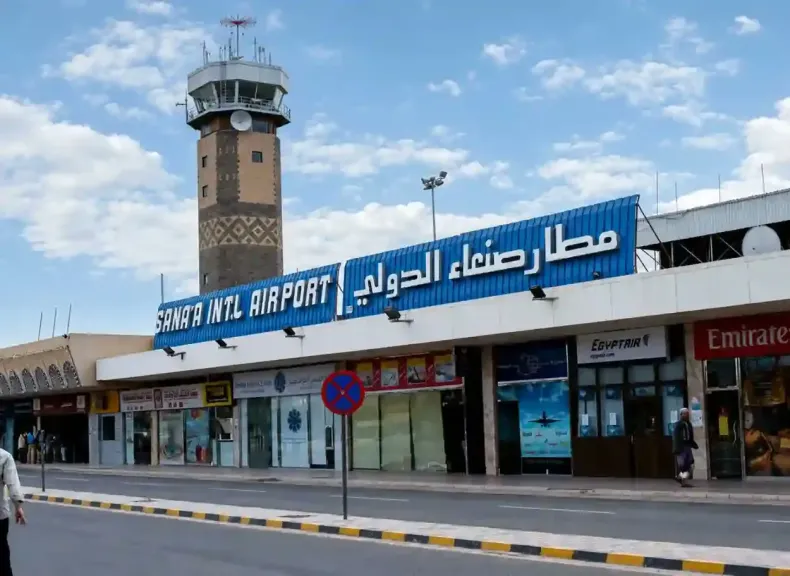 القوات المسلحة اليمنية: استهداف مدرج مطار صنعاء لمنع هبوط طائرة إيرانية
