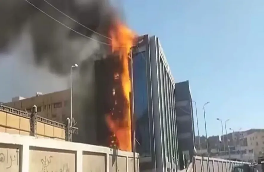 محافظ أسوان يتابع جهود السيطرة على حريق أعلى سطح مستشفى الجراحة