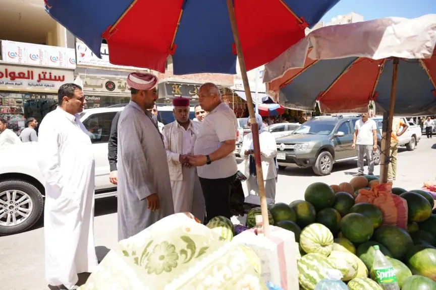 محافظ مطروح يتفقد شارع عمر المختار ويلتقي تجار البطيخ والمنتجات الزراعية