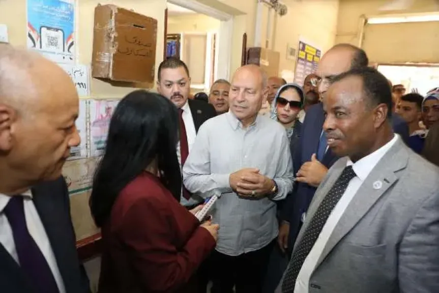 محافظ القاهرة يتفقد خدمات المواطنين بعزبة الوالدة في حي حلوان.. صور