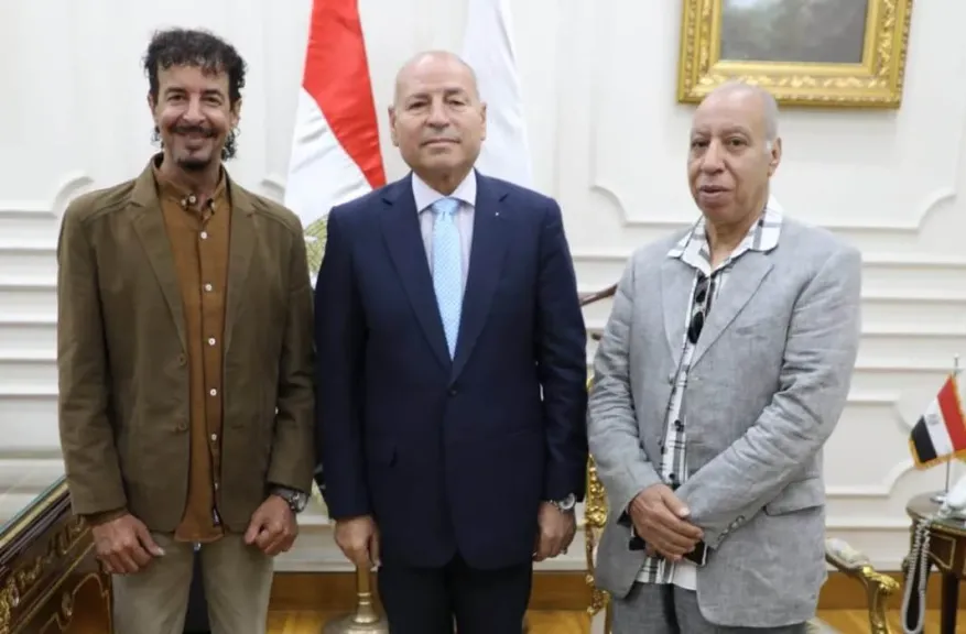 محافظ القاهرة يلتقي مصطفى البرنس صاحب مبادرة تطوعية في حلوان