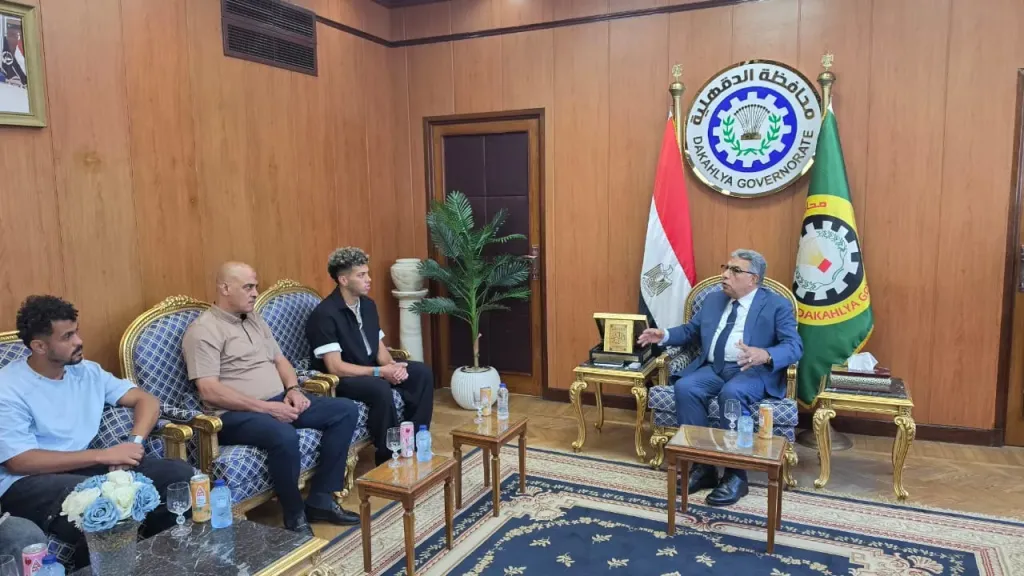 محافظ الدقهلية يستقبل إمام عاشور ويكرمه على أدائه المتميز مع المنتخب الوطني