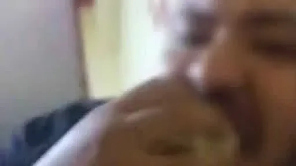شاب يأكل رغيفاً مسموماً خلال بث مباشر يثير الجدل.. وسلطات الأمن تكشف المفاجأة