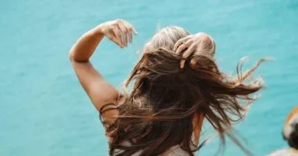 الصيف مش زى الشتاء.. روتين العناية بالشعر في الحر والبرد