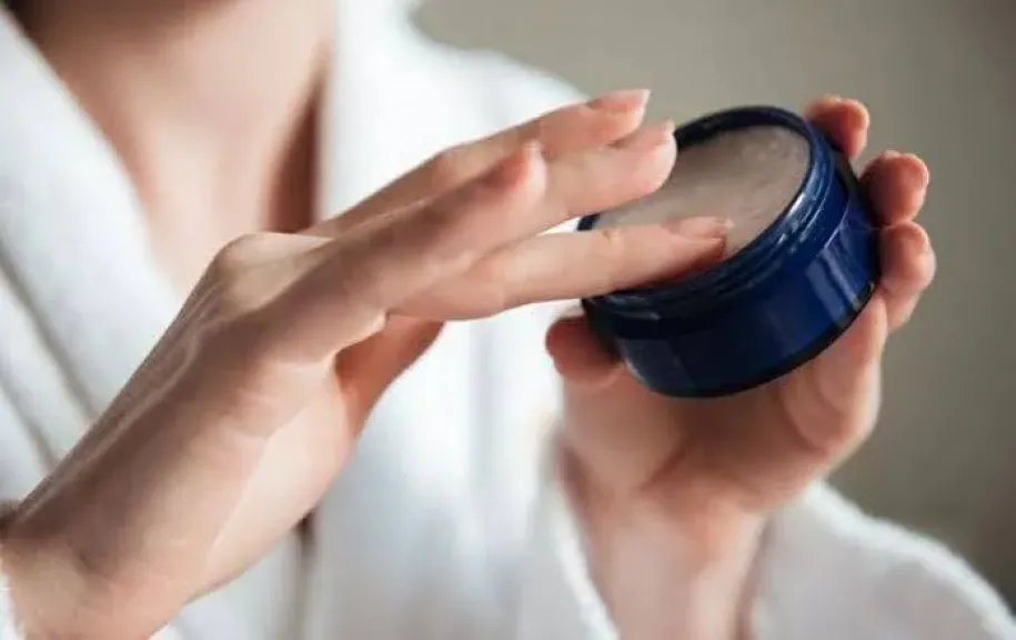 الفازلين الطبي.. مرطب متعدد الاستخدامات يحافظ على صحة البشرة