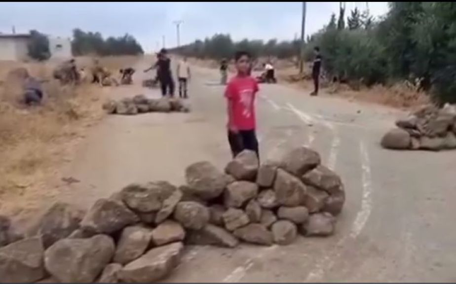 سوريا.. أطفال حوض اليرموك يقطعون الطرق بالحجارة أمام القوات الإسرائيلية