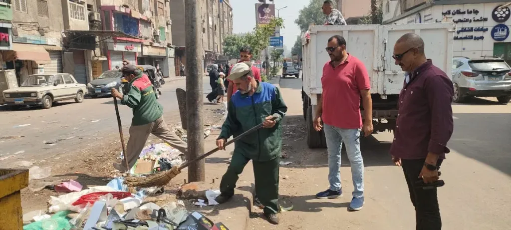 حملات مكبرة فى حي إمبابة لإزالة الإشغالات وتحسين حالة النظافة.. صور
