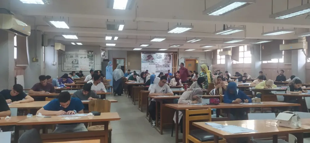توافد طلاب الثانوية العامة على كليات جامعة العاصمة لآداء اختبارات القدرات 2026.. صور