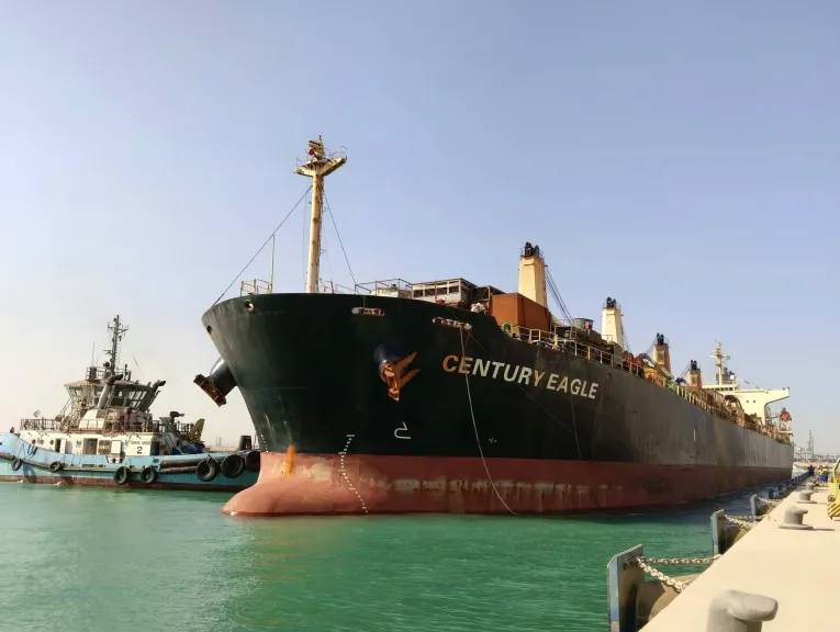 ميناء السخنة يستقبل السفينة CENTURY EAGLE المحملة بمستلزمات مصانع وخامات PTA في أول عملية تداول تجاري