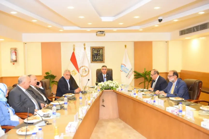 وزير التموين يتابع مخزون السلع الأساسية وخطط تطوير المنافذ التابعة للشركة القابضة