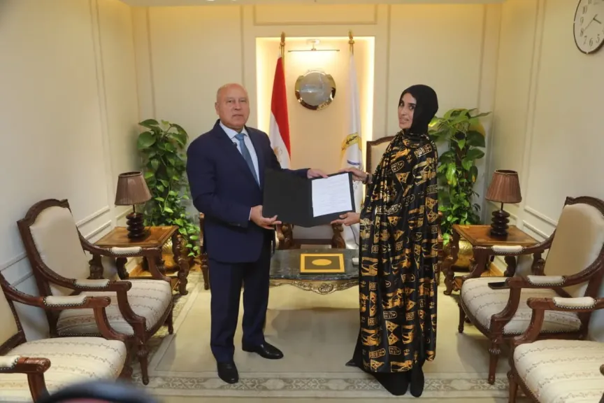 وزير النقل يكرم سيدة من أسوان لتصديها لرشق قطار بالحجارة ويمنحها عقد عمل