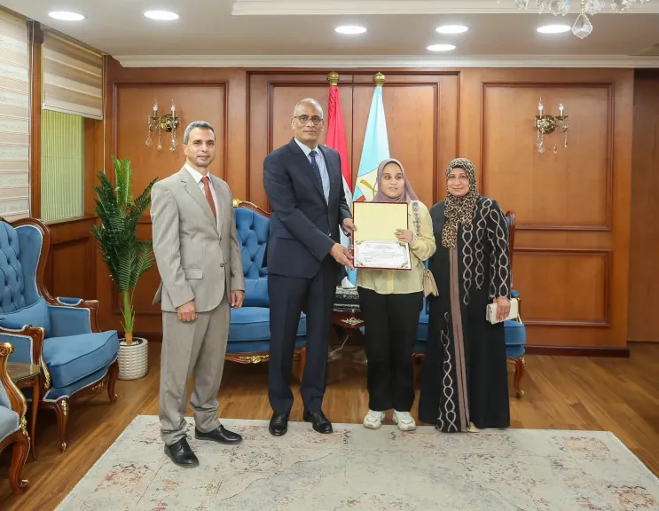 محافظ كفر الشيخ يكرم الطلاب الفائزين في مسابقات الصحافة والإعلام.. صور