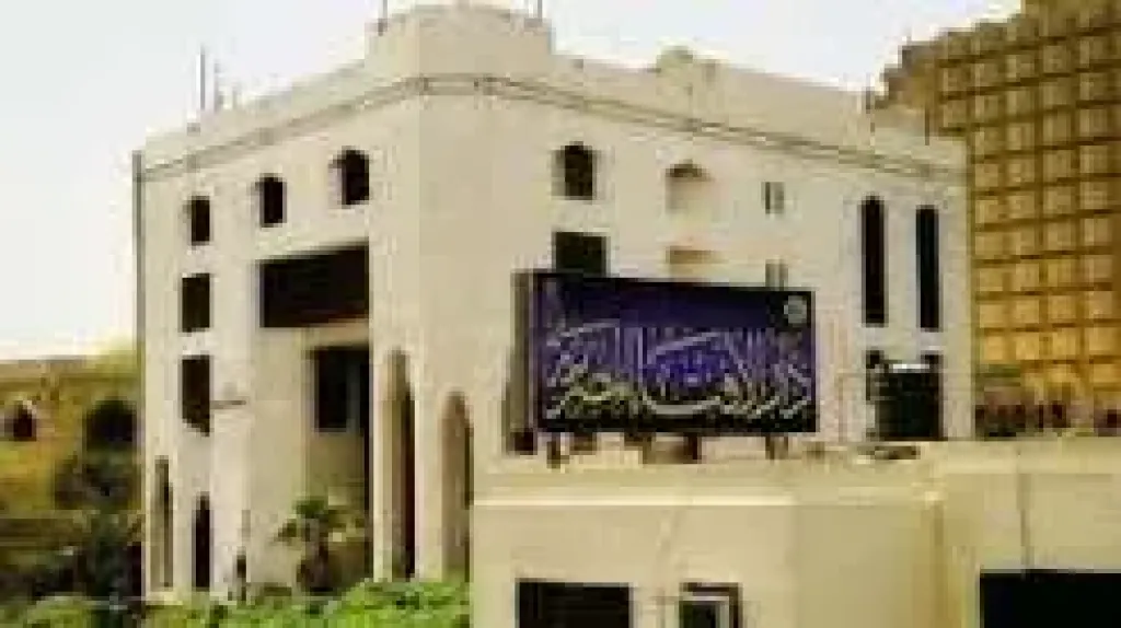 حكم صلاة المرأة في الأماكن العامة.. دار الإفتاء توضح الضوابط