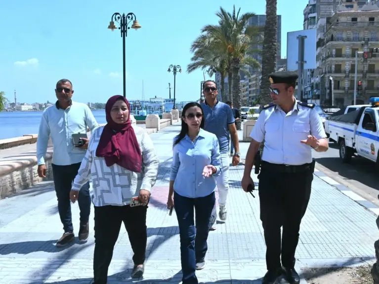 محافظ البحيرة تتفقد كورنيش رشيد والشوارع الرئيسية وتوجه برفع الإشغالات فورًا.. صور