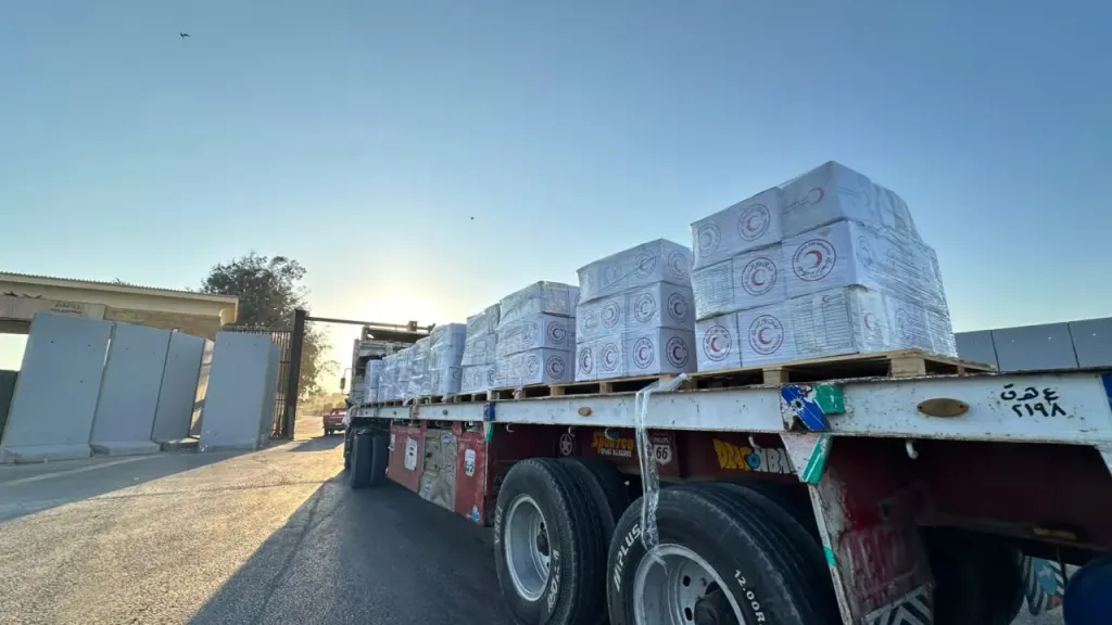 الهلال الأحمر المصري يُطلق قافلة «زاد العزة» الـ 240 لدعم الأشقاء الفلسطينيين | صور