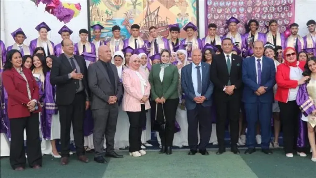 نقيب المعلمين يشهد احتفالية تخرج طلاب الدبلومة الأمريكية بالمدرسة القومية بالعجوزة