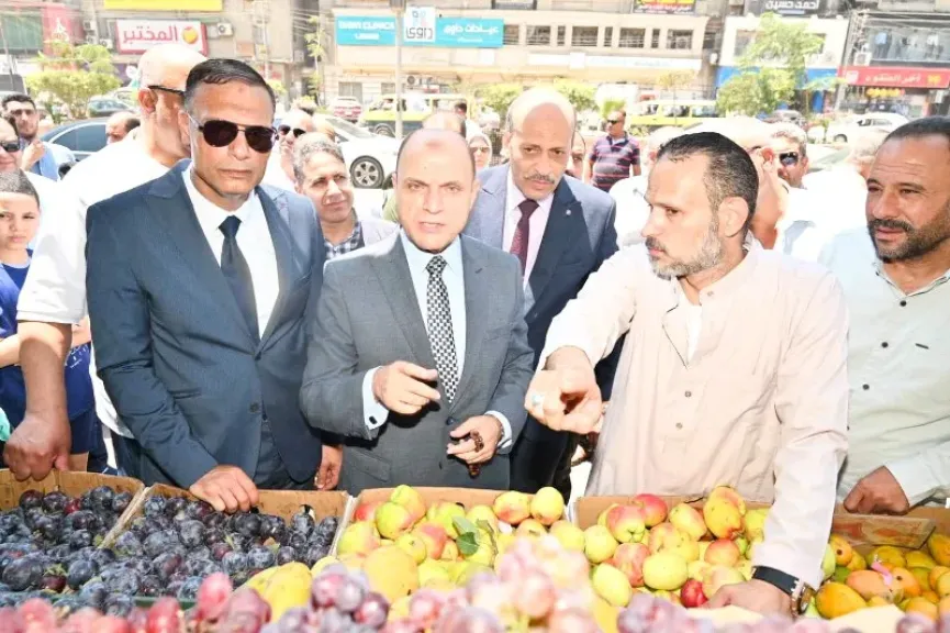 محافظ الغربية يتفقد سوق اليوم الواحد بالمحلة الكبرى.. صور