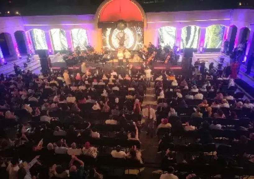 إسقاطات ضوئية متحركة تزين المسرح المكشوف في افتتاح المهرجان الصيفي