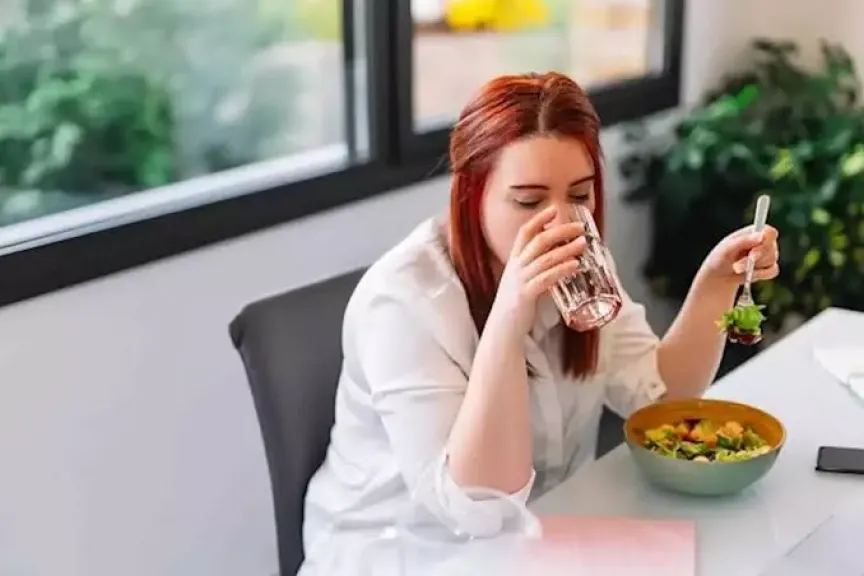 دراسة علمية تكشف تأثيراً مفاجئاً لشرب الماء أثناء تناول الطعام