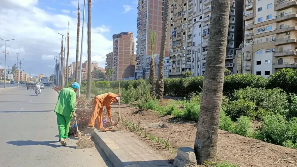 لحمايتهم من ضربات الشمس.. محافظ قنا يوجه بتنظيم مواعيد عمل عمال النظافة