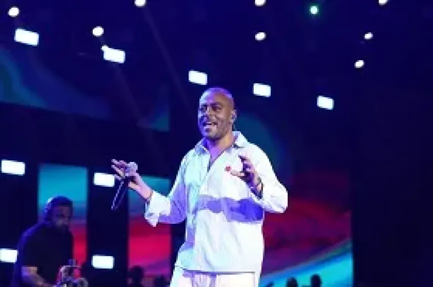 تامر عاشور يشعل المسرح الروماني بمارينا بحفل كامل العدد