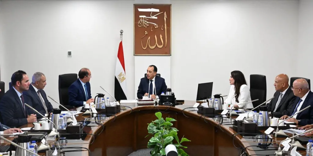 رئيس الوزراء يُتابع ملف تشغيل وصيانة محطات معالجة الصرف الصحي