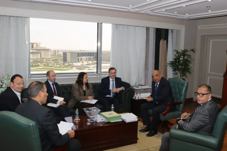وزير الكهرباء يبحث مع سفير بريطانيا تعزيز التعاون في الطاقة المتجددة.. صور