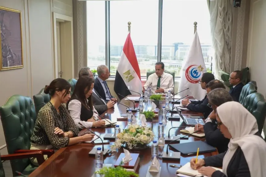 وزير الصحة يعقد اجتماعاً مع شركتي ”تكنويڤ” و”ميدبوت” لتفعيل تقنية الروبوت الجراحي في مصر