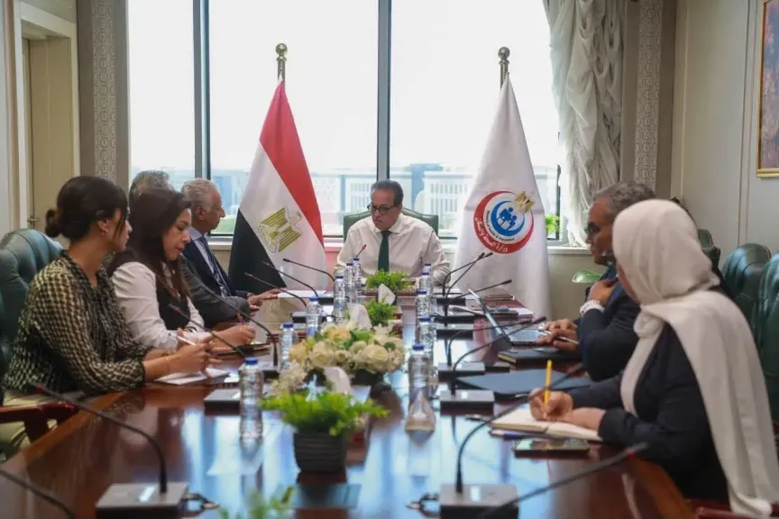 وزير الصحة يناقش تفعيل تقنية الروبوت الجراحي في مصر