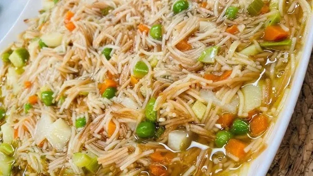 خيار رائع لجميع الأيام.. شوربة الدجاج بالخضار والشعيرية