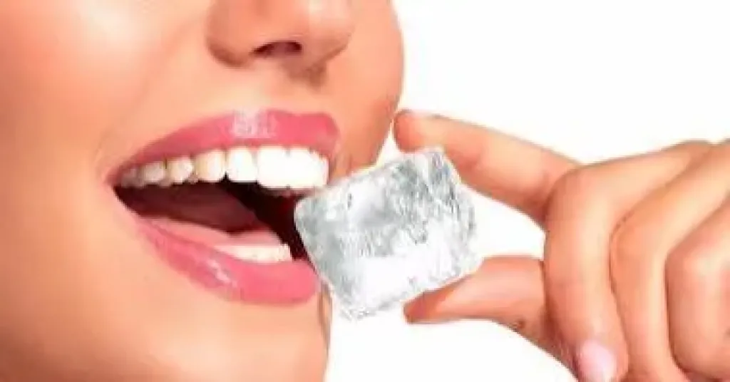 انتبه.. إذا كنت ترغب في أكل الثلج أو الورق فهذه علامة خفية قد تكشف نقص الحديد