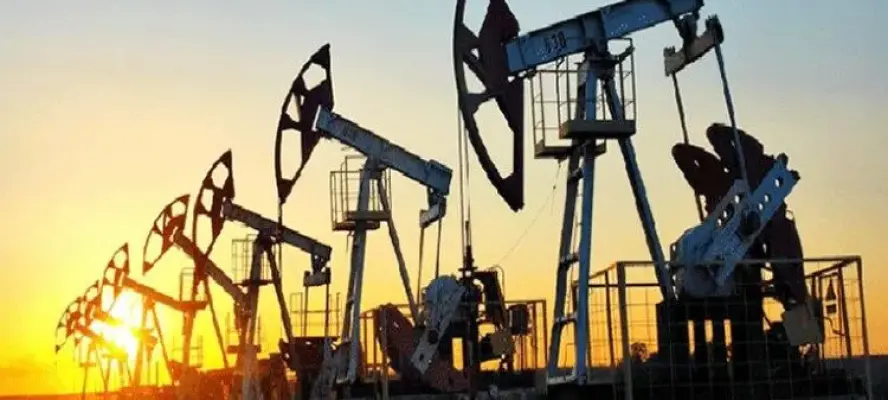 النفط ينخفض بأكثر من دولار مع تزايد الإمدادات