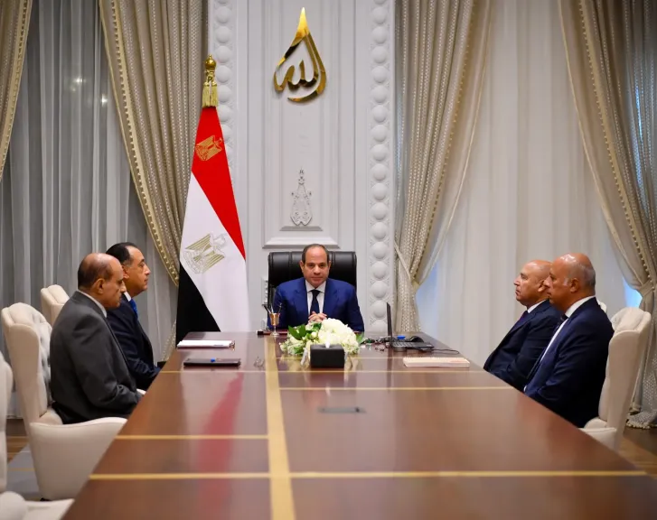 الرئيس السيسي يوجه بأهمية سرعة الانتهاء من مشروعات النقل الجماعي الأخضر المستدام