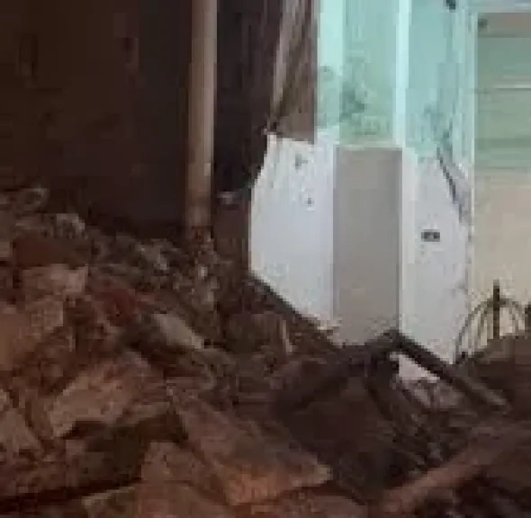 زلزال مصر.. لجنة هندسية تعاين عقار روض الفرج المنهار
