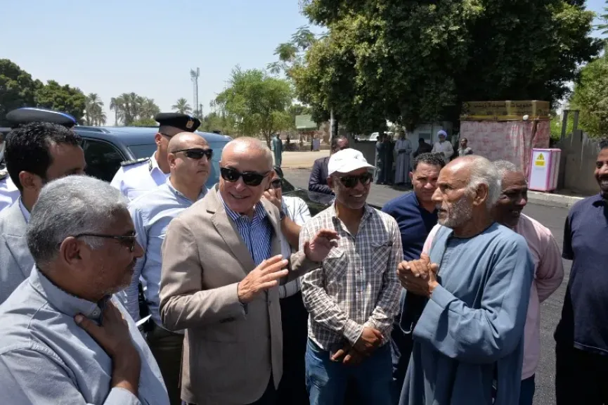 محافظ الأقصر يتابع أعمال رصف الطرق وتطوير البنية التحتية بالطود والمدينة.. صور